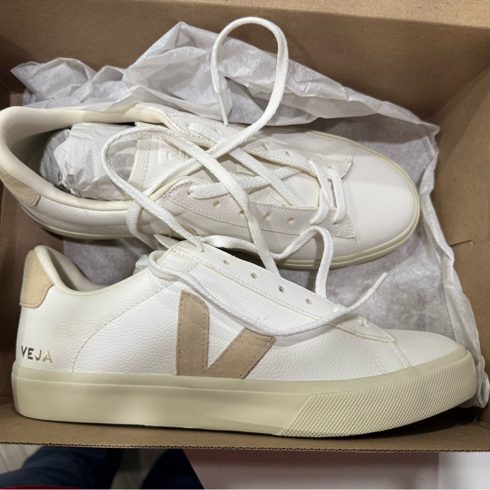 NEW Veja white leather and almond men’s 10.5 sneakers